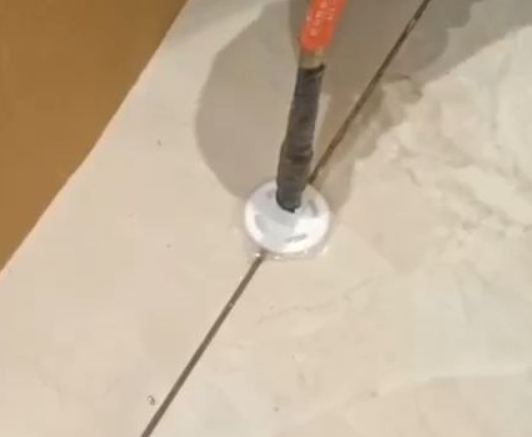 万秀瓷砖空鼓维修公司专业解答瓷砖在铺贴过程中，如果没有涂抹均匀到位的粘结材料（如水泥砂浆或瓷砖胶），可能会导致以下问题