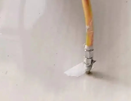 万秀瓷砖空鼓维修公司专业解答在瓷砖铺贴过程中，如果使用的砂料过粗（如全部使用了粗砂），可能会导致以下问题