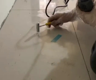 万秀瓷砖开裂维修公司专业分享瓷砖在铺贴前如果没有沥干水分，将会导致以下问题